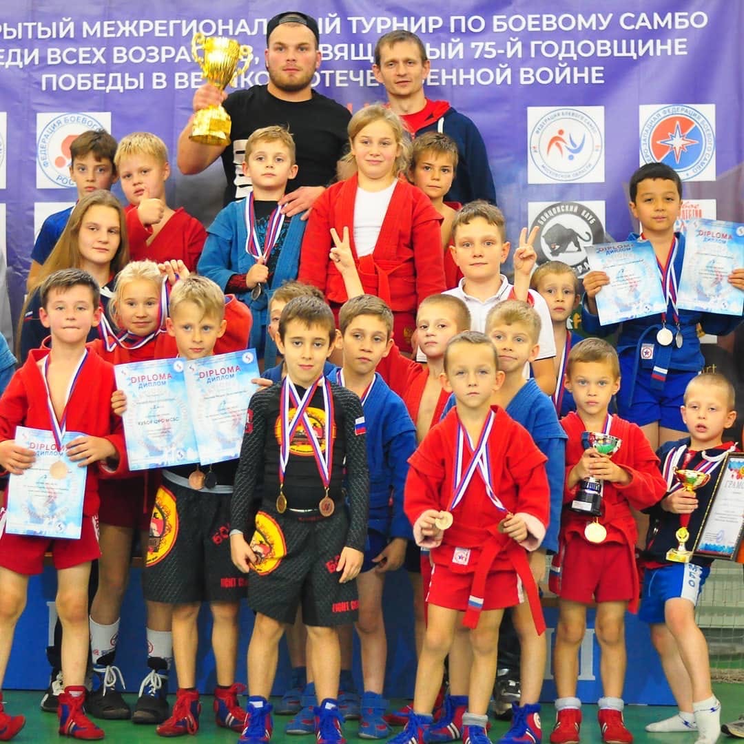 Спортсмены секции самбо с наградами